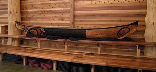 Duwamish_Longhouse_-_canoe